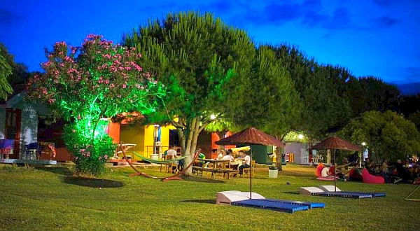 bademli tatikoyu dikili sahili tatil yerleri bungalov otel